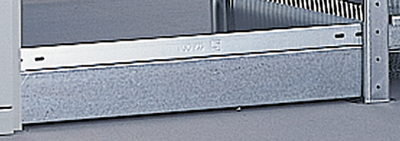 Tartozék dugaszolható polc-rendszerhez: talpazat 2 db biztonsági-stifttel, horganyzott, HosszxM: 750x90 mm