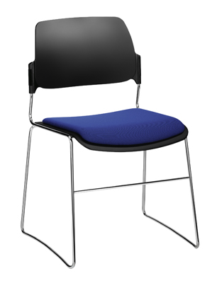 Egymásra rakható szék, Anyaga: fekete műanyag, Támla magasság: 390 mm, Ülőke Sz x Mé x M: 400x460x435 mm, krómozott csúszótalp állvány, kék párnázás, 2 db/csomag