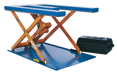 Lapos formátumú emelő-asztal, E-asztal forma, terhejhetőség: 600 kg, láb kezelő-elemek, asztallap SzxH: 900x1450 mm, motor: 400 V/0,75 kW